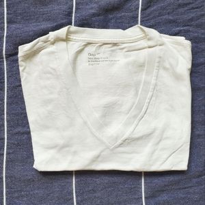 *** GAP White V-Neck T-Shirt in Men's Small